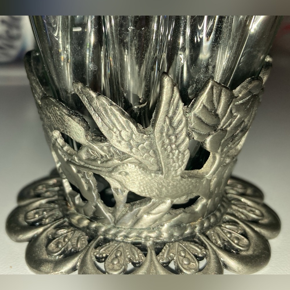 VINTAGE GREEN TINTED GLASS RUFFLED HANDKERCHIEF VASE WITH HUMMINGBIRD BASE - Picture 7 of 14